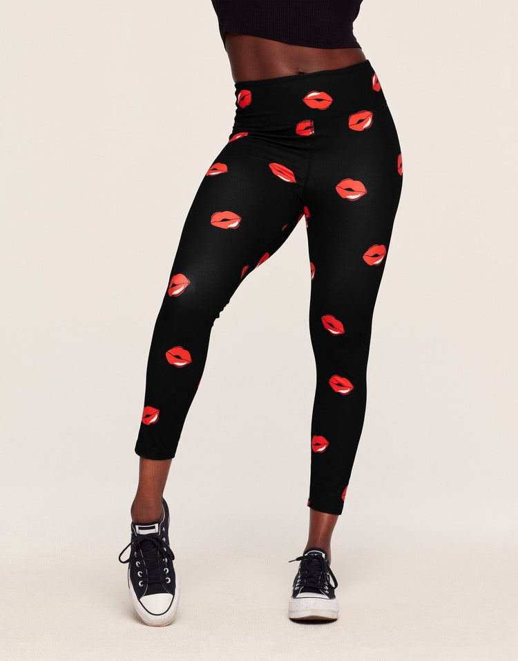 Walkpop Cora Cozy 7/8 Super-Soft Printed 7/8 Legging in color Blowing Kisses and shape legging