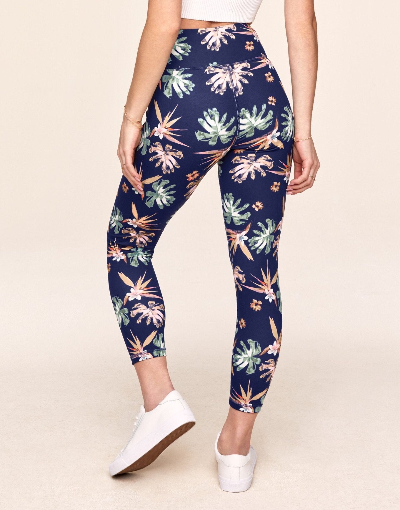 Walkpop Cora Cozy 7/8 Super-Soft Printed 7/8 Legging in color Tropical C01 and shape legging